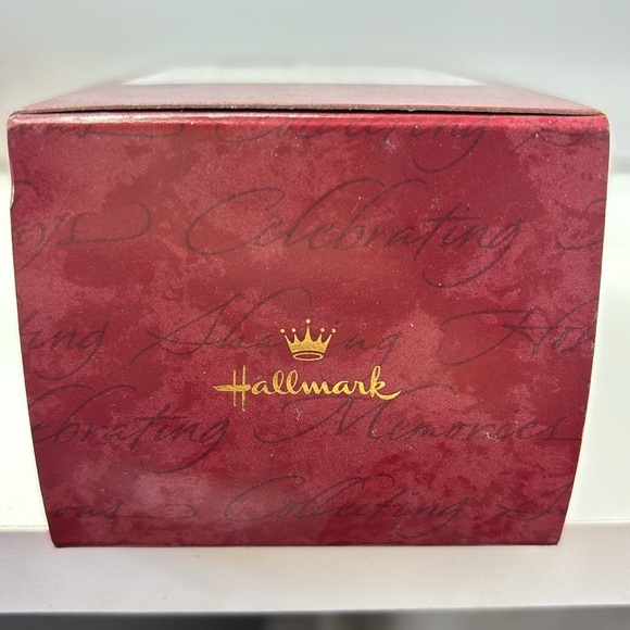 1999 Hallmark I Love Lucy Ornament Lucy Gets in Pictures Feather Headdress - Picture 4 of 7